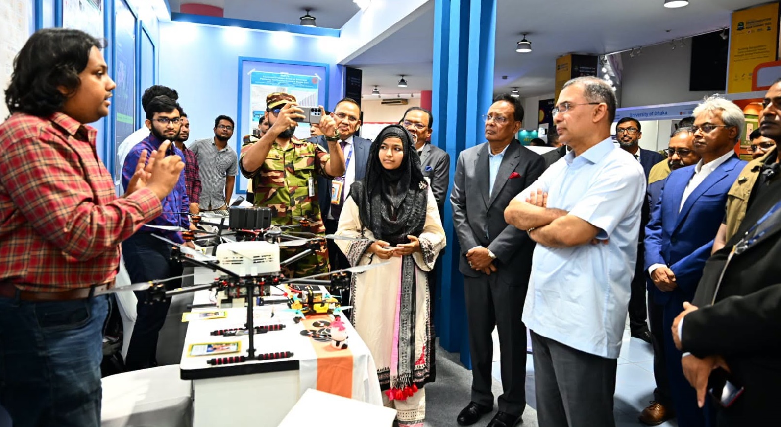 ন্যাশনাল সেমিকন্ডাক্টর সিম্পোজিয়াম অ্যান্ড বিইএআর সামিট ২০২৬ শেষে প্রদর্শনী ঘুরে দেখছেন প্রধানমন্ত্রী তারেক রহমান
