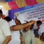 নেতা-কর্মীদের উপচে পড়া ভিড়ে ধসে গেল মঞ্চ, অল্পের জন্য রক্ষা অর্থমন্ত্রীর