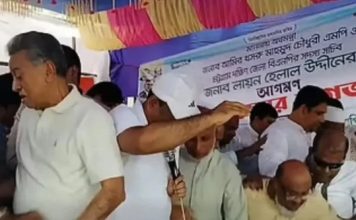 নেতা-কর্মীদের উপচে পড়া ভিড়ে ধসে গেল মঞ্চ, অল্পের জন্য রক্ষা অর্থমন্ত্রীর