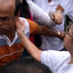 ভিড় সামলাতে গিয়ে নিজ দলের কর্মীদের চড়-থাপ্পড় মারলেন মমতা