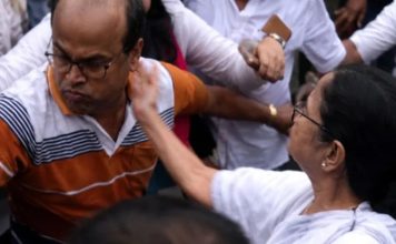 ভিড় সামলাতে গিয়ে নিজ দলের কর্মীদের চড়-থাপ্পড় মারলেন মমতা